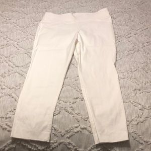 Jones Studio 16P white summer pant. Crisp and perfect for summer evening or work